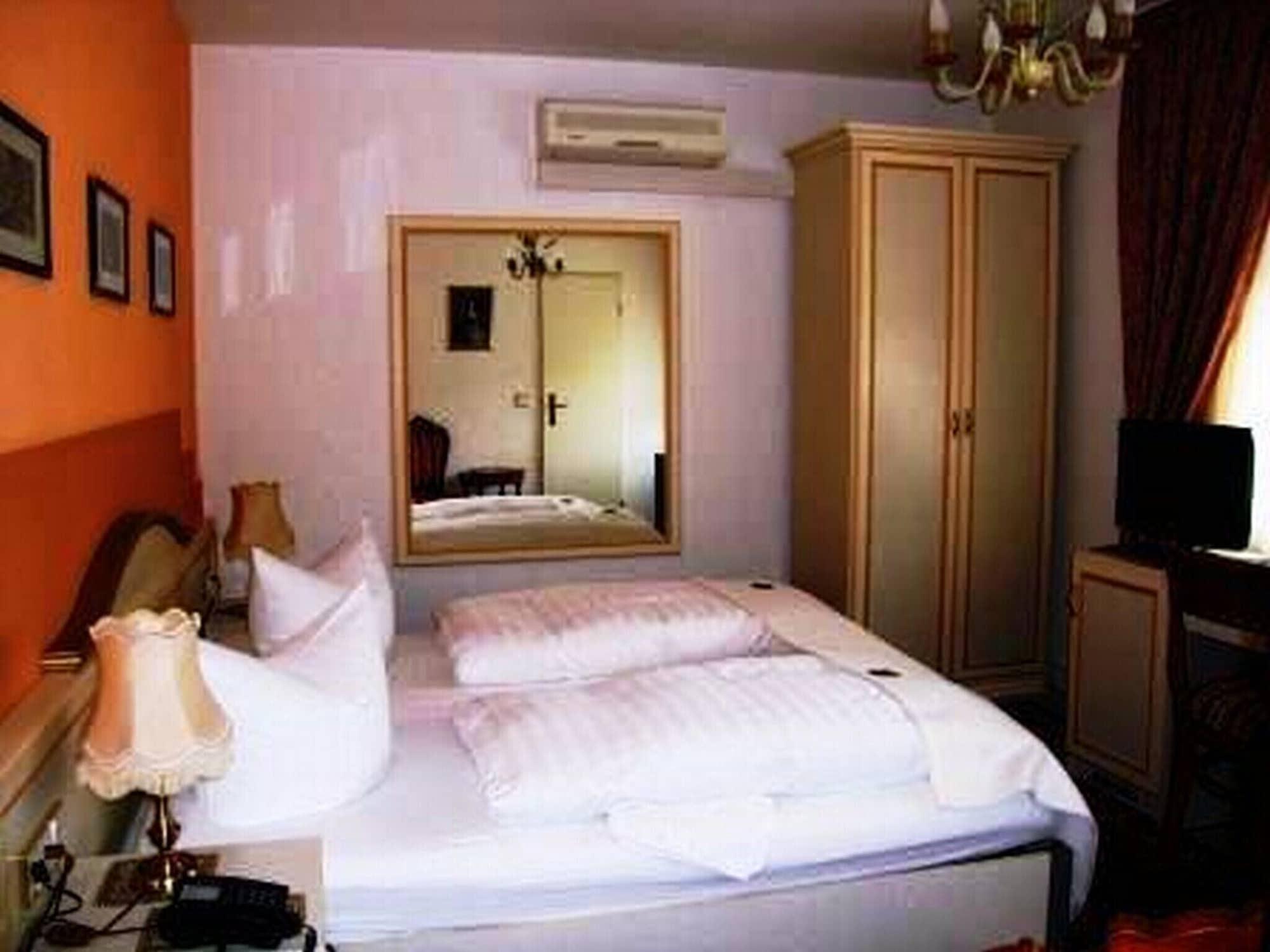Haus Mooren, Hotel Garni Dusseldorf Luaran gambar